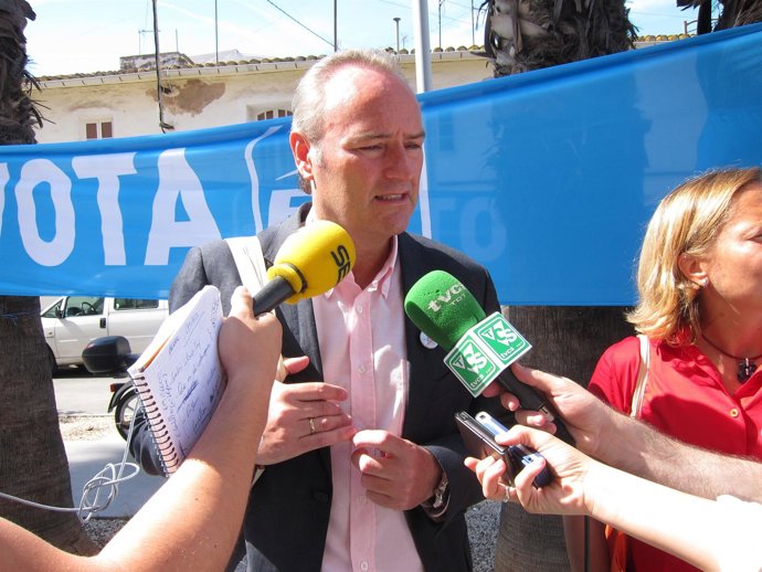 Alberto Fabra, Atiende A Los Medios