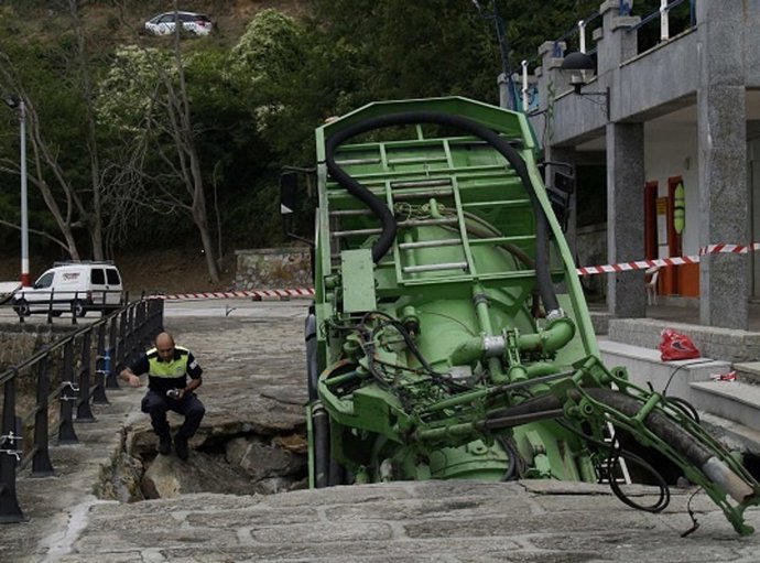 Socavón En El Puerto De Santa Cruz En Oleiros (A Coruña).