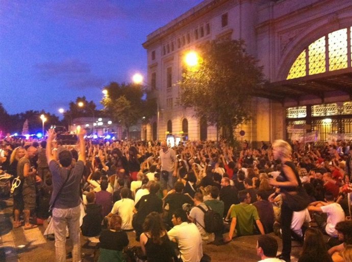 Asamblea De Indignados Tras Manifestarse Contra Los Presupuestos Catalanes