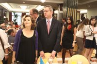 Santamaría aplaude a Camps y pide al PSOE que "de la cara" por el Faisán