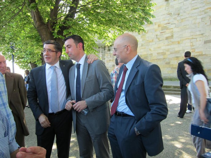 Mikel Torres Con El Lehendakari Y Rodolfo Ares