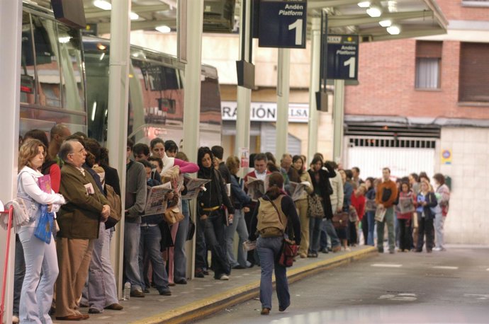 Viajeros esperando el autobús.