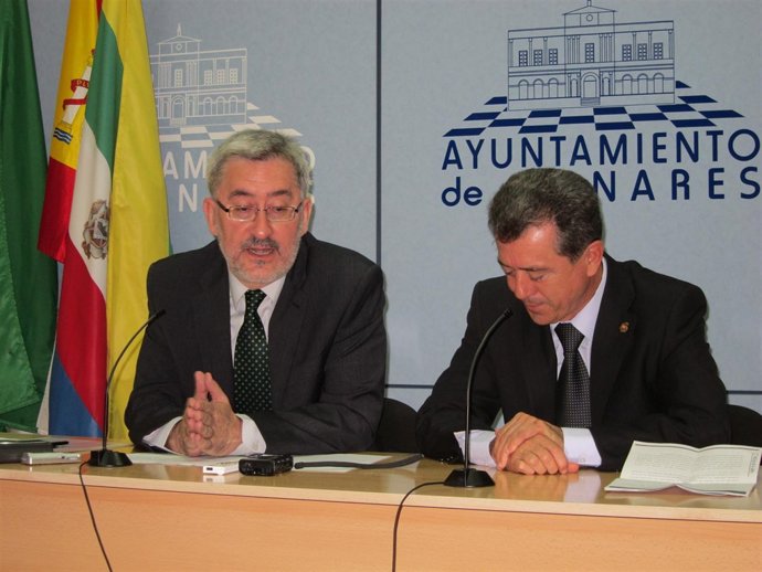 El Consejero De Economía Junto Al Alcalde De Linares