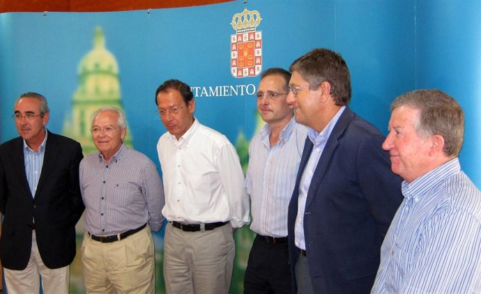 Miembros Y Colaboradores Del Proyecto Hombre Junto Con El Alcalde De Murcia