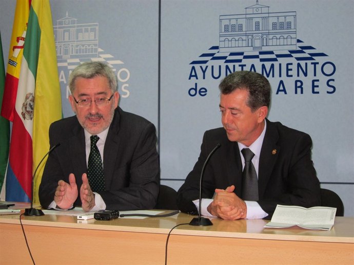 El Consejero De Economía Y El Alcalde De Linares