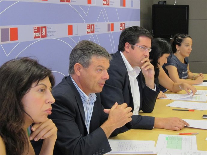El Secretario Regional Del PSOE, En El Medio De La Imagen, Durante Una Reunión