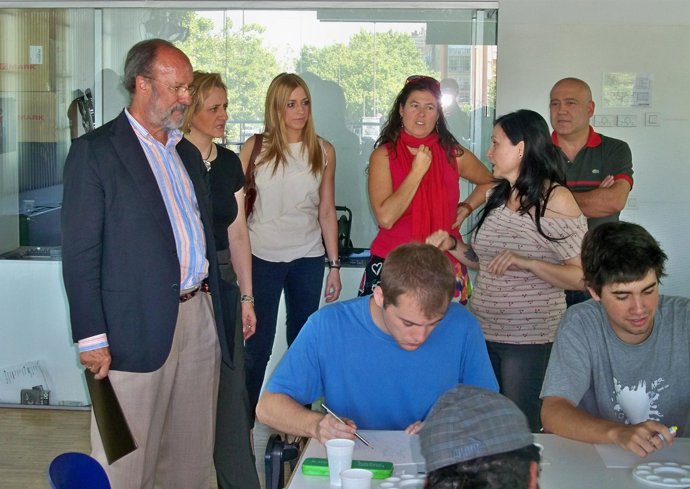 De La Riva Y Hernández Visitan Uno De Los Talleres Del Espacio Joven