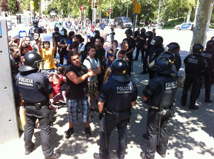 Mossos D'esquadra Identifican A Manifestantes 'Indignados'