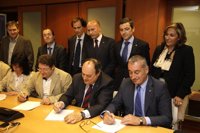 Novacaixagalicia firma con CC.OO., UGT y Csica el acuerdo laboral que prevé un ERE voluntario para 350 personas