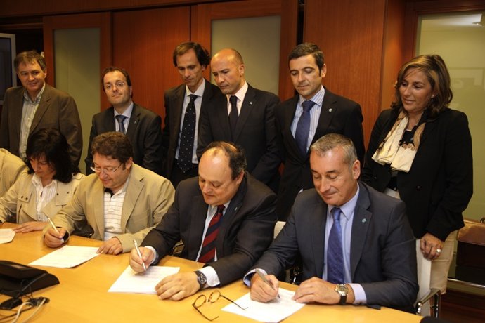 Representantes De Novacaixagalicia Y De CC.OO., UGT Y Csica Firman El Acuerdo 