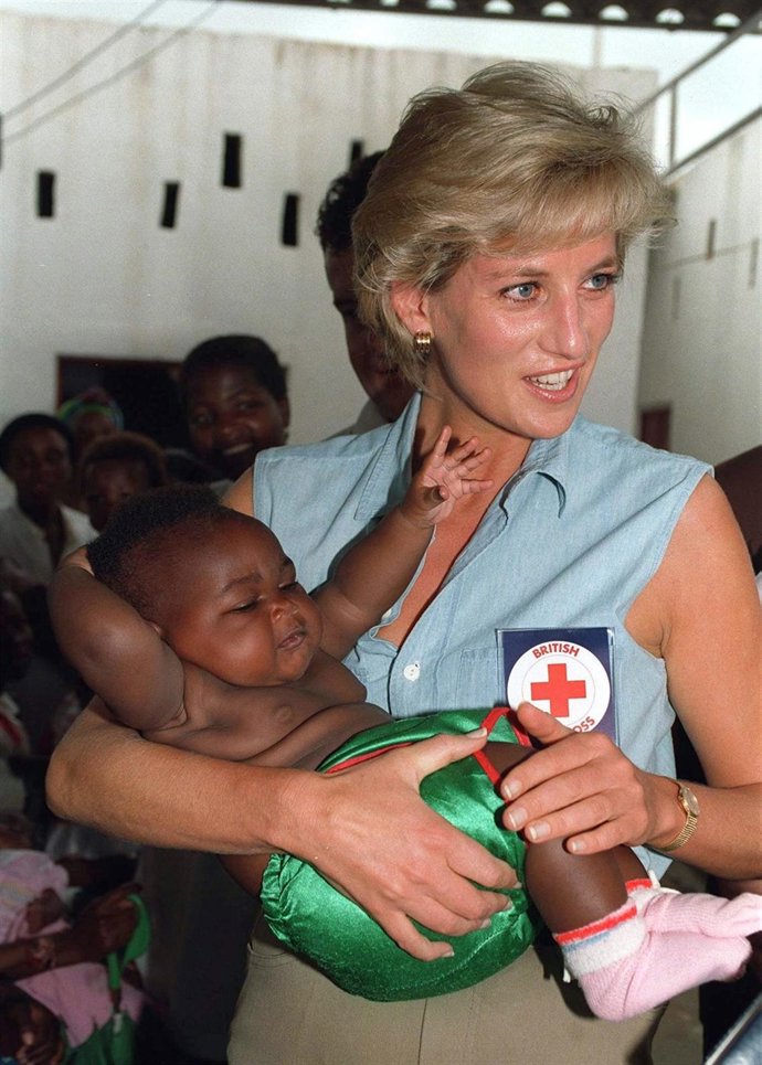 La Princesa Diana De Gales Desempeñando Su Labor Humanitaria 