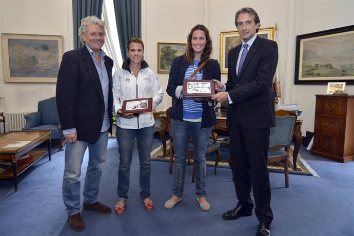 El Alcalde Y El Concejal De Deportes Junto A Las Dos Regatistas