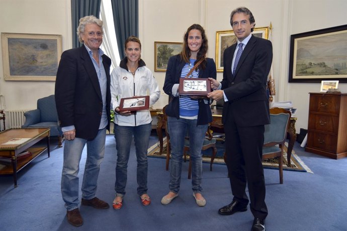 El Alcalde Y El Concejal De Deportes Junto A Las Dos Regatistas
