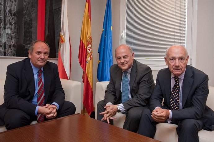 El Consejero De Medio Ambiente, Y El Presidente De Sniace, Blas Mezquita