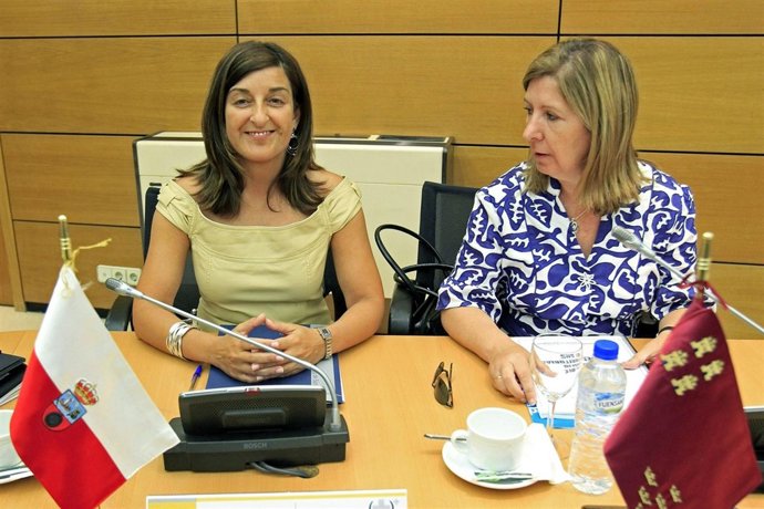 La Consejera De Sanidad De Cantabria Junto A La De Murcia. 