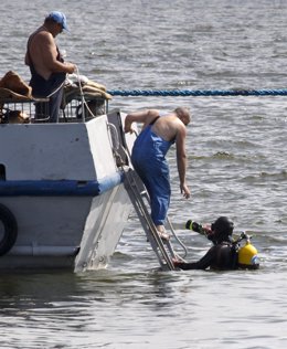 Labores Para Sacar A La Superficie El Barco Hundido En El Volga