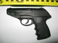 Detenidas tres personas por irrumpir en un bar de Carmona y amenazar con una pistola a un cliente