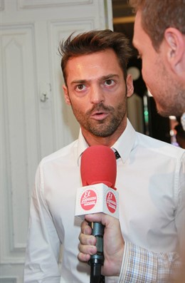 Hugo Castejón Hablando Por Un Micrófono 