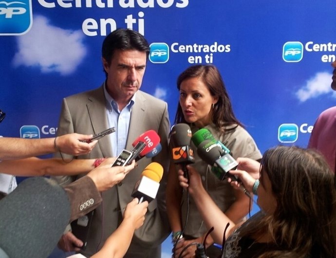Los Dirigentes Del PP José Manuel Soria Y Cristina Tavío
