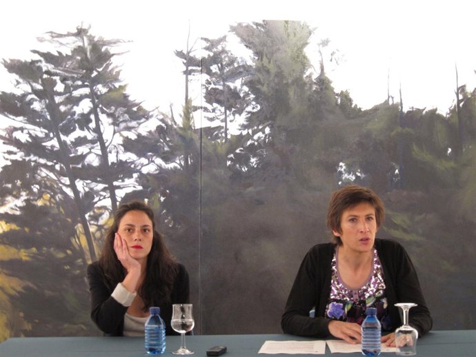 La Artista Iranzu Antona Y La Directora Municipal Teresa Lasheras.