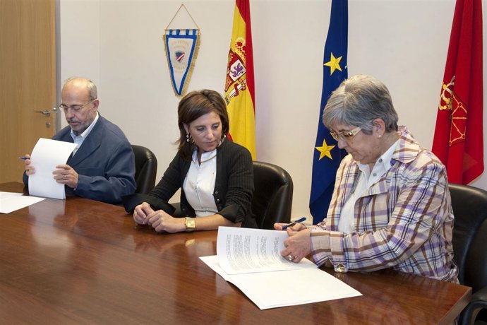 La Consejera Elena Torres, Con La Directora De COCEMFE, Blanca Gómez Y El Direct