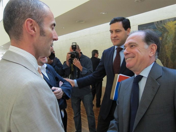 Villanueva Conversa Con El Socialista Julio López En Presencia De Raúl De La Hoz