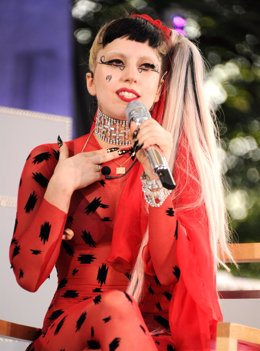 Lady Gaga Vestida De Rojo Leopardes