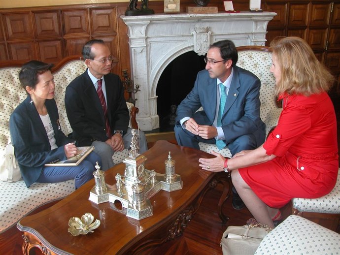 El Alcalde De Palencia Y El Embajador Económico De Taiwan
