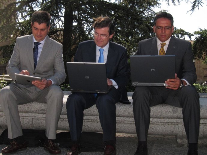 Mañueco, En El Centro, Se Conecta A Traés De La Conexión Gratuita