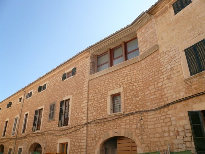 Fachada Del Ayuntamiento De Binissalem