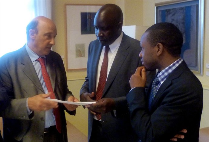 Rector De La UC Con Embajador De Kenia En España