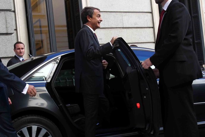Zapatero, Abandonando El Congreso En Coche