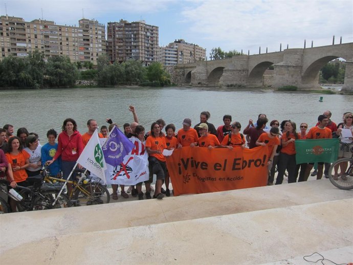 Participantes De La Marcha En El Ebro. 