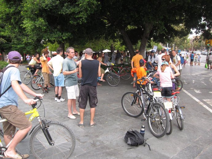 Concentración De Ciclistas En La Plaza España 