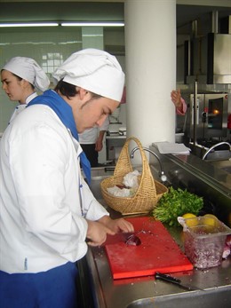 Un Alumno En La Escuela De Hostelería De Islantilla. 