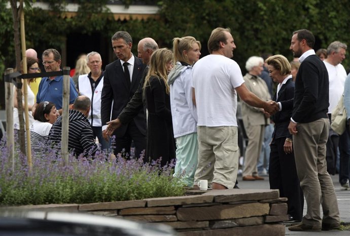 La Familia Real De Noruega Dando El Pesame