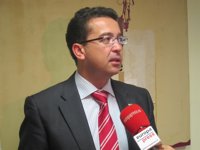 El presidente del parlamento extremeño defiende a los políticos y recuerda que trabajan "siete días" a la semana