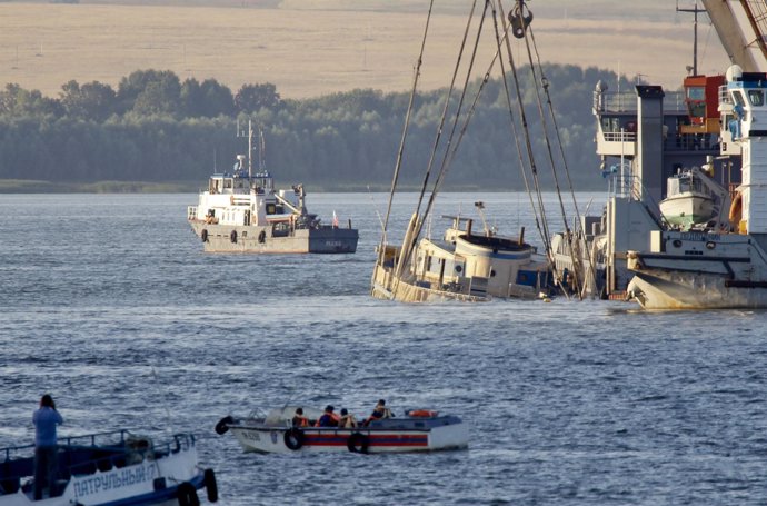 Labores De Rescate Del Naufragio Del 'Bulgaria' En El Río Volga