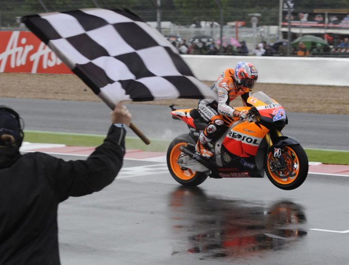 Casey Stoner Vence En Silverstone