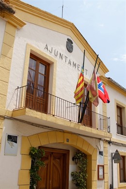 Banderas A Media Asta En El Ayuntamiento