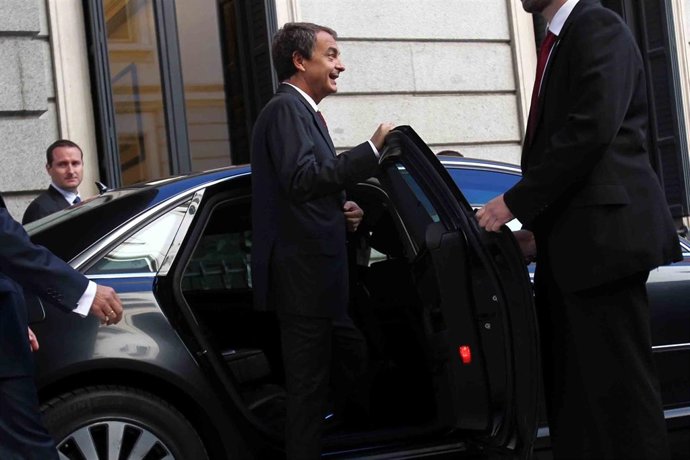 Zapatero, Abandonando El Congreso En Coche