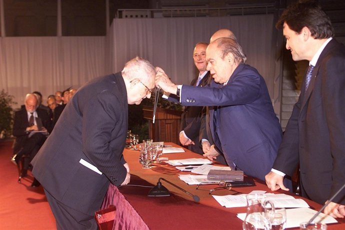 El Arabista Joan Vernet Recibe La Creu De Sant Jordi En 2002