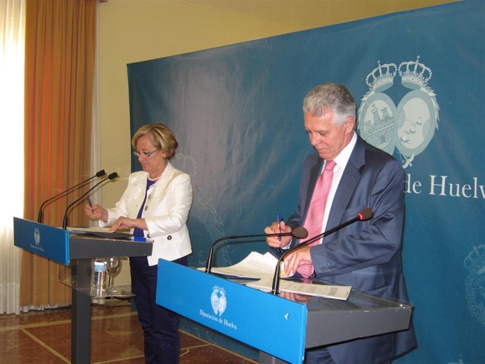 El Consejero De Gobernación, Francisco Menacho, Junto A Petronila Guerrero.