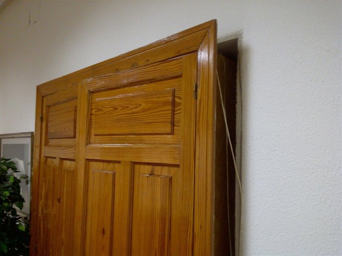 Armario Extraído De Su Hueco En El Ayuntamiento.