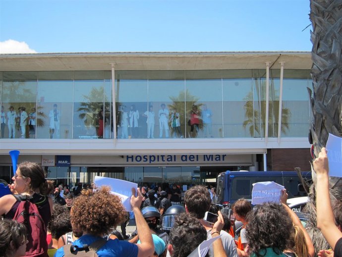 Protesta De Los 'Indignados' Frente Al Hospital Del Mar De Barcelona