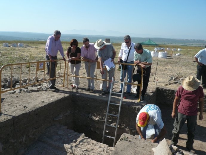 El Delegado Del Gobierno Andaluz Y El Alcalde De Linares En Cástulo