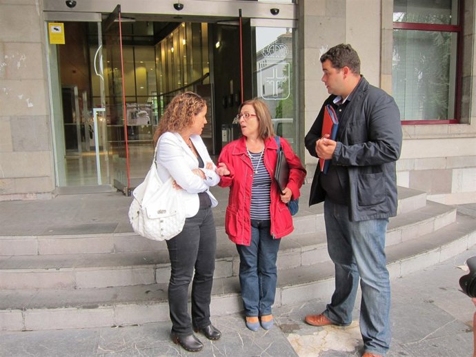 Por La Izquierda, Celemín, Escudero Y Abel Suárez, A La Puerta De La Consejería.