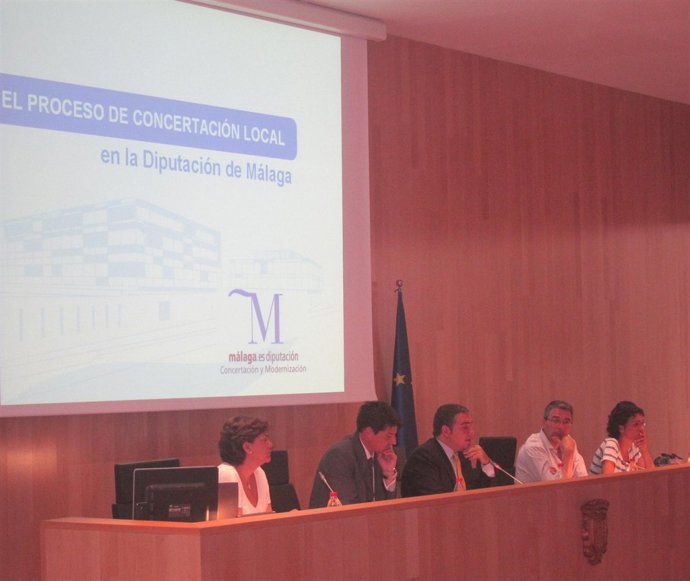 Bendodo Y El Resto De Representantes Del Equipo De Gobierno En La Reunión