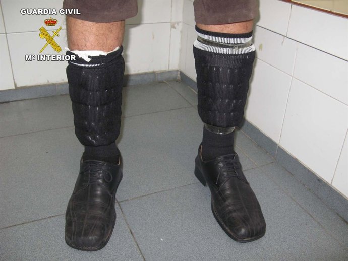 Bellotas De Hachís Adheridas A Las Piernas De Uno De Los Detenidos