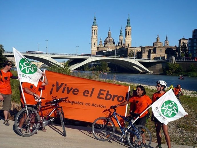 La Marcha 'Vive El Ebro' A Su Paso Por Zaragoza